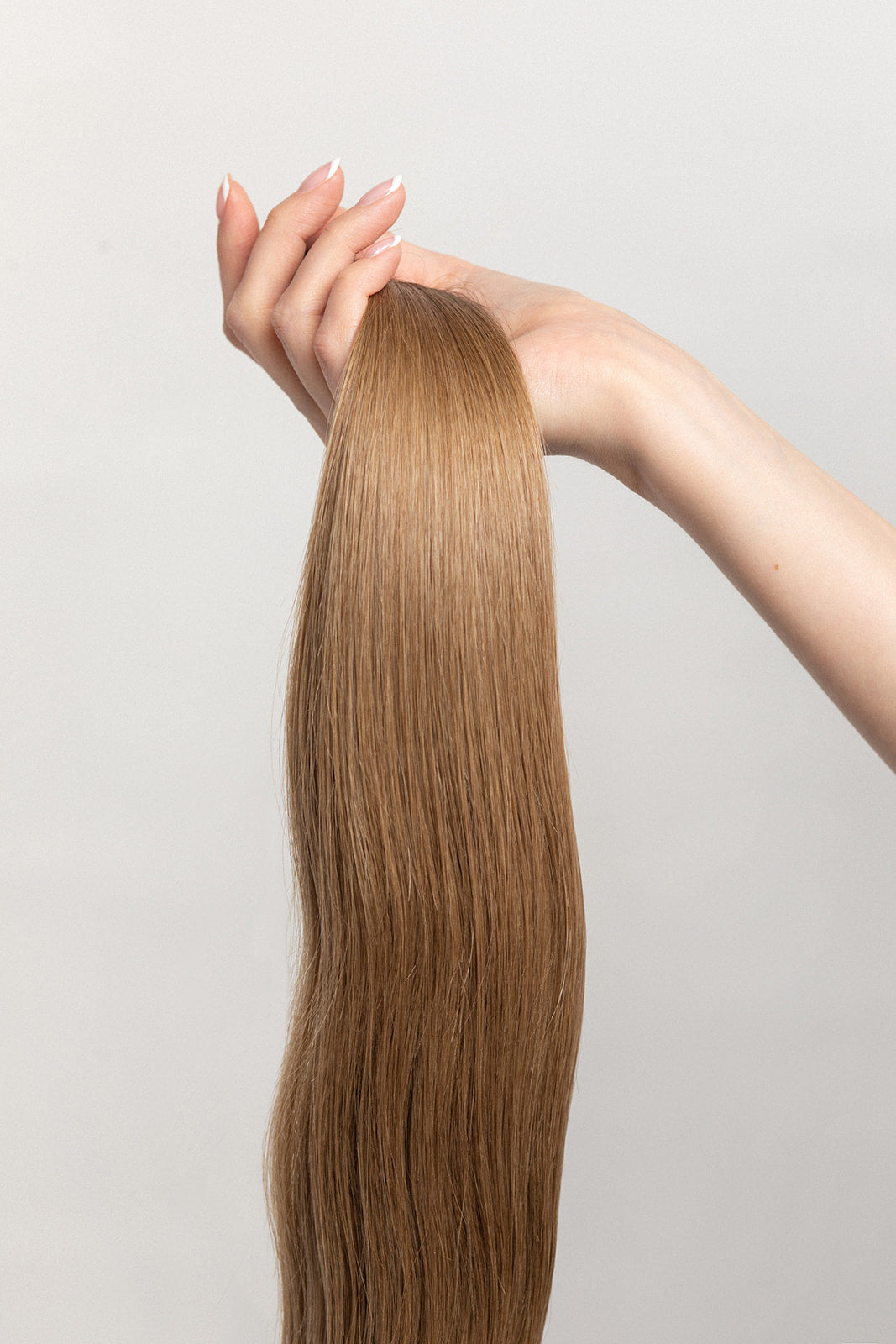 Smoked Topaz is our rooted, neutral brunette blend. Stylist lingo: Natural rooted level 6 blended into a natural/beige level 8 Harloc Tape-In Extensions are made from ethically sourced, premium, Remy Slavic Hair. These reusable hair extensions can be used to add length, volume, chemical-free colour, or to correct or enhance a haircut. Available in 16 beautiful shades. Combine multiple colours to create a custom colour blend and perfect match.