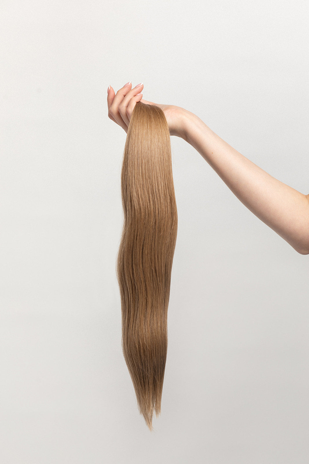 Smoked Topaz is our rooted, neutral brunette blend. Stylist lingo: Natural rooted level 6 blended into a natural/beige level 8 The Harloc Ponytail Extension is our clip-in ponytail that is made from ethically sourced, Remy Slavic hair. It is a quick way to instantly add length and volume to your ponytail and it comes in two lengths, 18-20” and 20-24”. It comes with a velcro base and clip to secure the ponytail. Available in 10 of our beautiful shades.