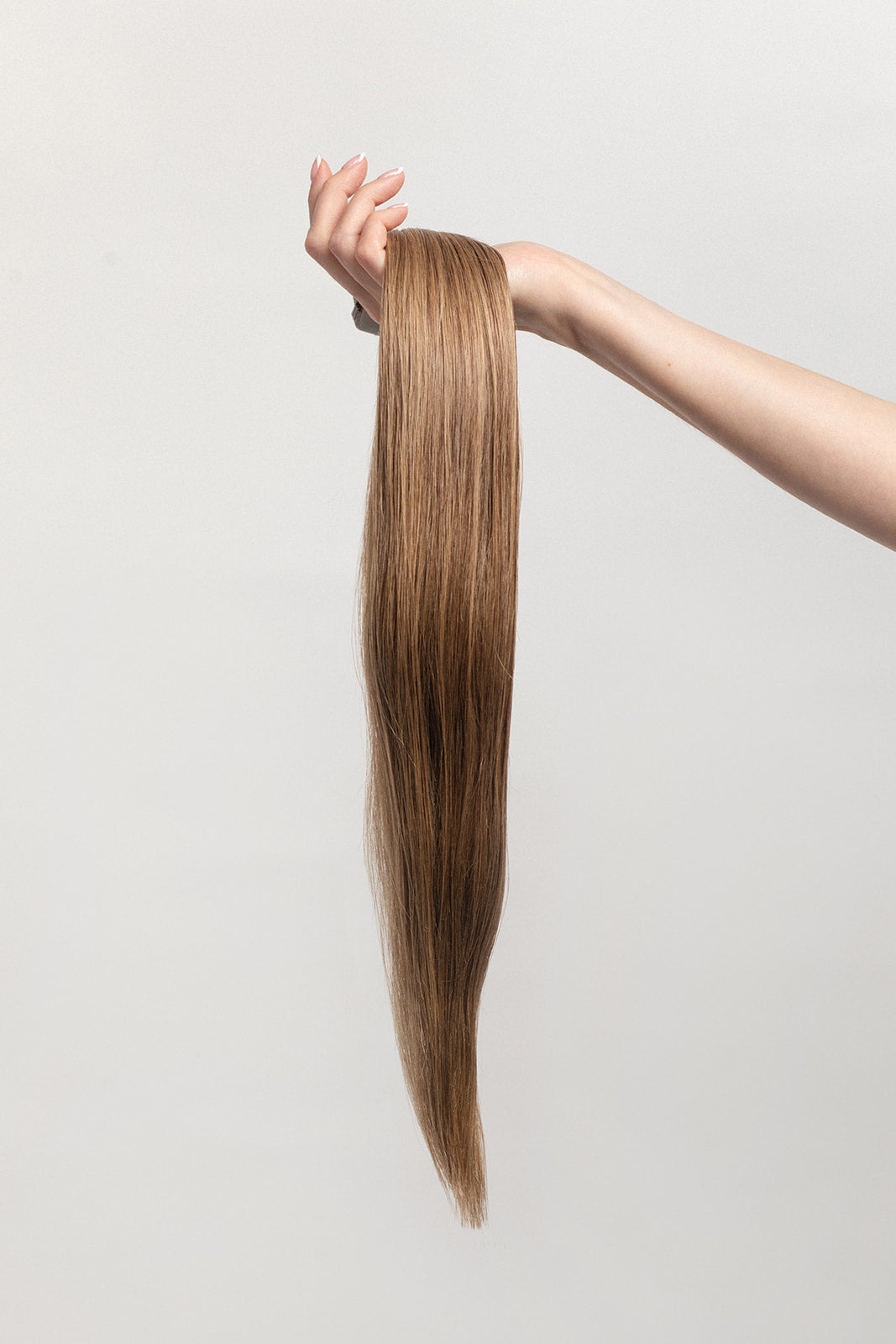 Spiced Suede is our flawless balayage brunette blend.  Stylist lingo: Natural rooted level 6 blended into natural/gold dimensional levels 6 & 9 Harloc Tape-In Extensions are made from ethically sourced, premium, Remy Slavic Hair. These reusable hair extensions can be used to add length, volume, chemical-free colour, or to correct or enhance a haircut. Available in 16 beautiful shades. Combine multiple colours to create a custom colour blend and perfect match.