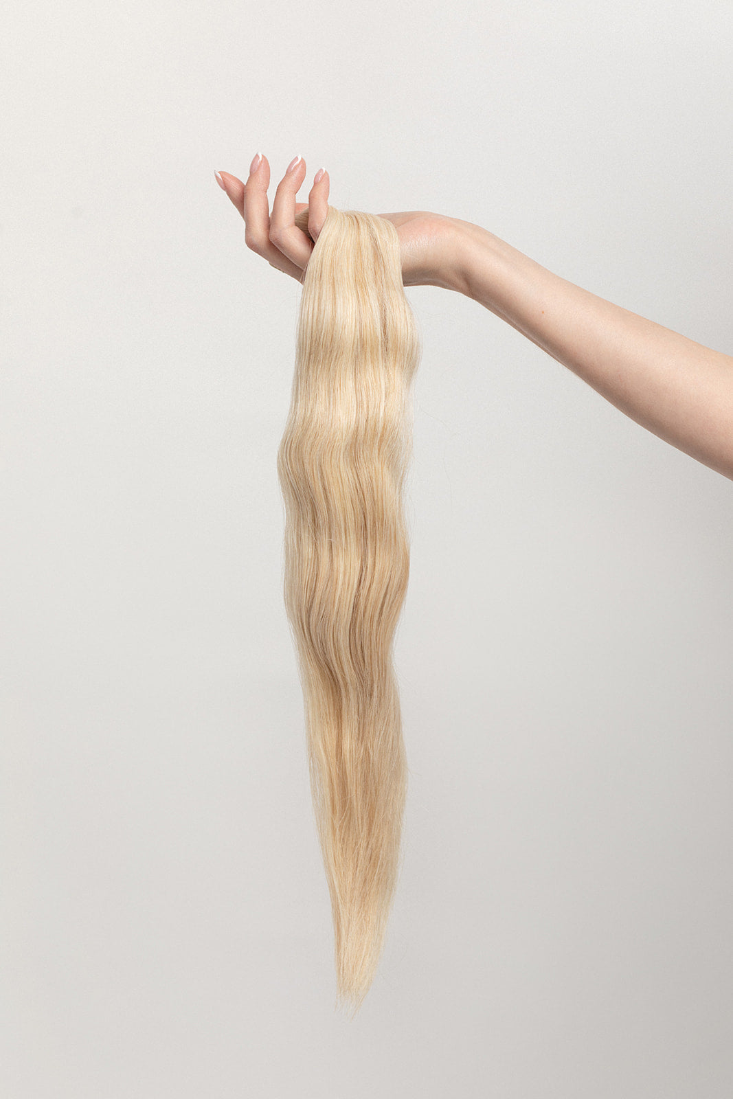Honey is our dimensional blonde with warm undertones.  Stylist lingo: Natural/gold dimensional mix of levels 9 & 10 The Harloc Ponytail Extension is our clip-in ponytail that is made from ethically sourced, Remy Slavic hair. It is a quick way to instantly add length and volume to your ponytail and it comes in two lengths, 18-20” and 20-24”. It comes with a velcro base and clip to secure the ponytail.  Available in 10 of our beautiful shades.