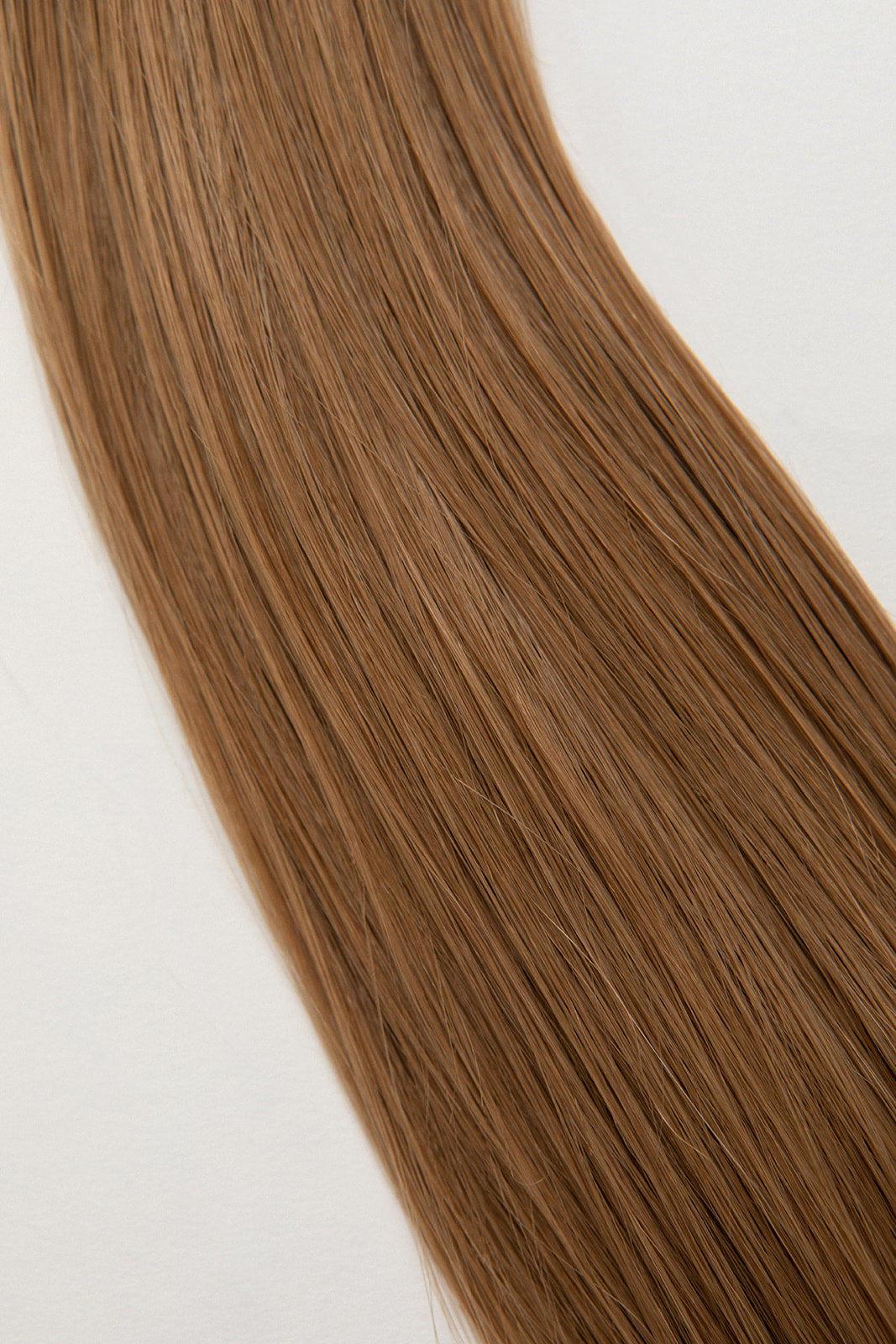 Sand is our darkest blonde with cool reflections. Wear it on its own or to perfectly compliment any highlight. Stylist lingo: Natural/beige level 8  Harloc Tape-In Extensions are made from ethically sourced, premium, Remy Slavic Hair. These reusable hair extensions can be used to add length, volume, chemical-free colour, or to correct or enhance a haircut. Available in 16 beautiful shades. Combine multiple colours to create a custom colour blend and perfect match.