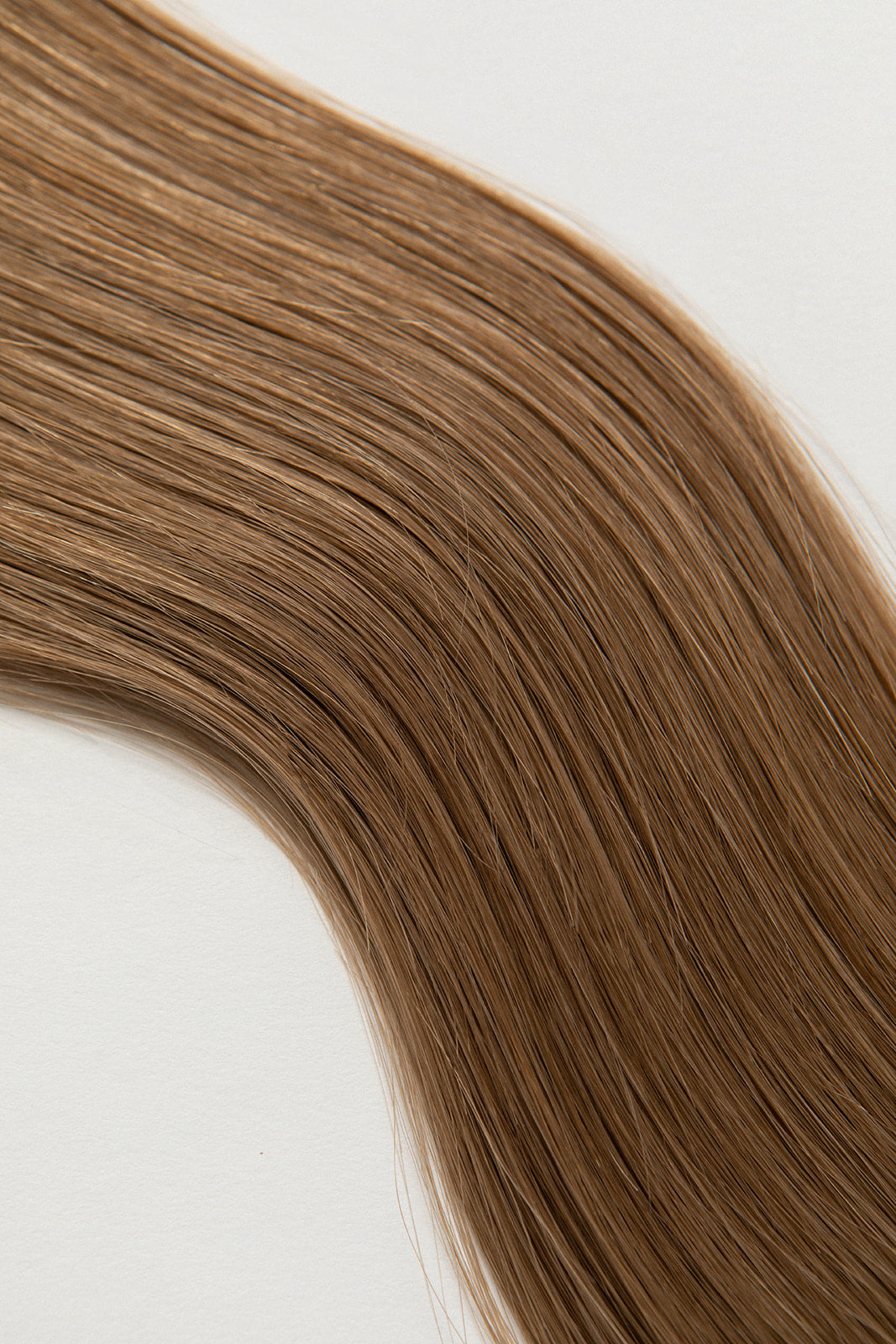 Smoked Topaz is our rooted, neutral brunette blend. Stylist lingo: Natural rooted level 6 blended into a natural/beige level 8 Harloc Tape-In Extensions are made from ethically sourced, premium, Remy Slavic Hair. These reusable hair extensions can be used to add length, volume, chemical-free colour, or to correct or enhance a haircut. Available in 16 beautiful shades. Combine multiple colours to create a custom colour blend and perfect match.